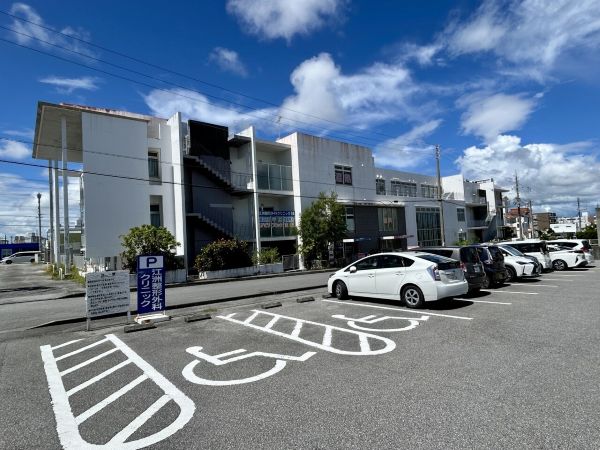 店舗外観及び駐車場