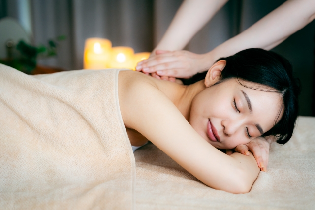 琉球温熱施術を受けて満足した女性の笑顔
